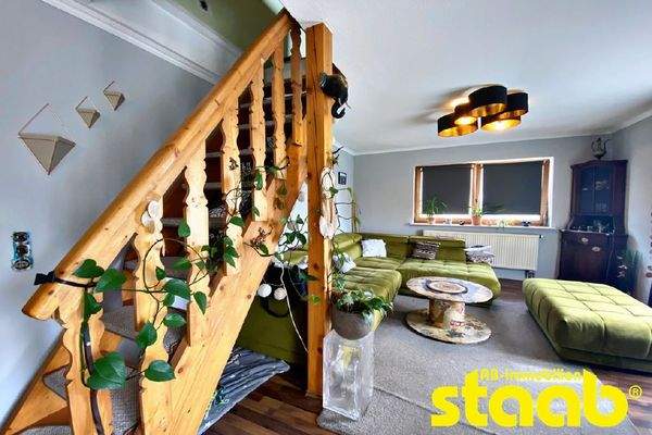 Wohnzimmer mit Zugang auf den Balkon