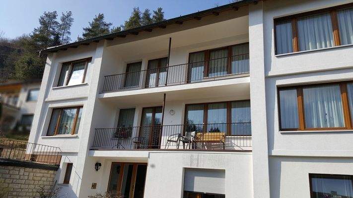 Hausansicht - Balkone im 1. und 2. Obergeschoss