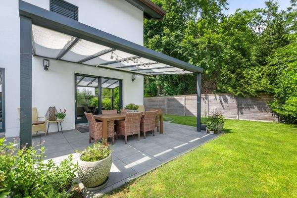 Terrasse mit Pergola