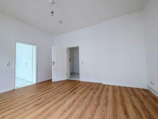 Wohnzimmer mit Blick zum Küchenzugang