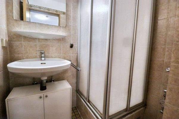 Badezimmer mit Dusche 