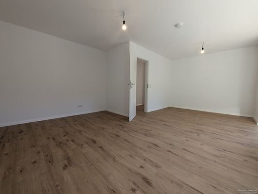 Geräumiges Schlafzimmer mit Zugang zum Balkon