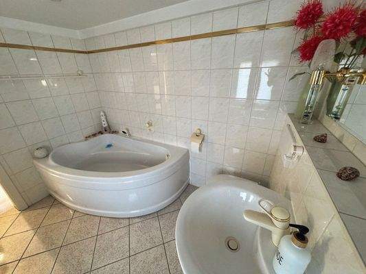 gefliestes Wannenbad OG