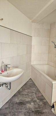 Helles Badezimmer mit Wanne 