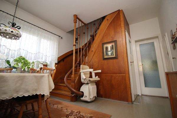 Essdiele mit Treppenaufgang und Zugang zu Küche, Wohnzimmer , Keller und Windfang