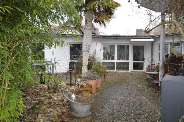 Außenansicht mit Eingangsbereich