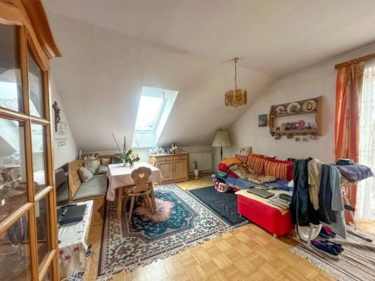 Wohnzimmer mit offener Küche und Ausgang auf den B