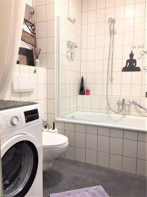 Badezimmer mit Waschmaschine