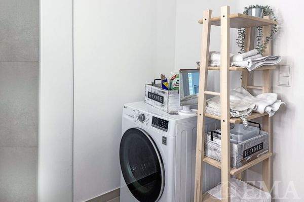 ... mit Waschmaschinenstellplatz