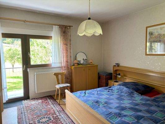 Schlafzimmer mit Balkonzugang 1. OG