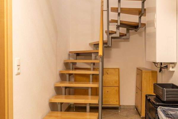 Zauberhafte Maisonette-Gartenwohnung mit XXL-Garage, Carport und eigenem Garten – Baujahr 2007