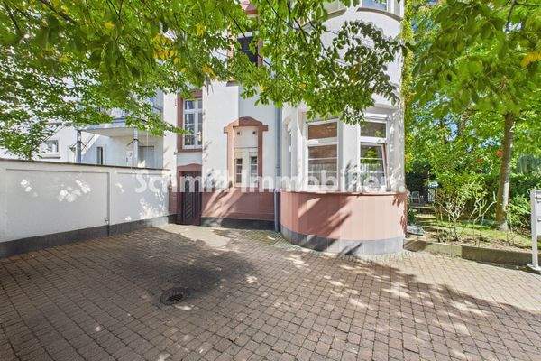 Hauseingang und Stellplatz