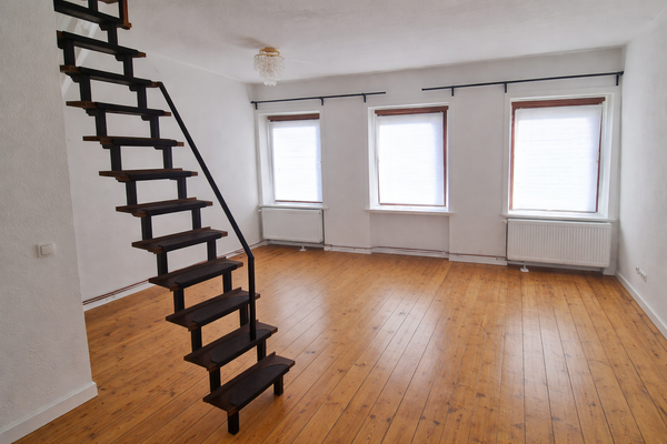 Wohnzimmer mit freier Treppe