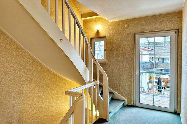 Flur mit Zugang zum Balkon