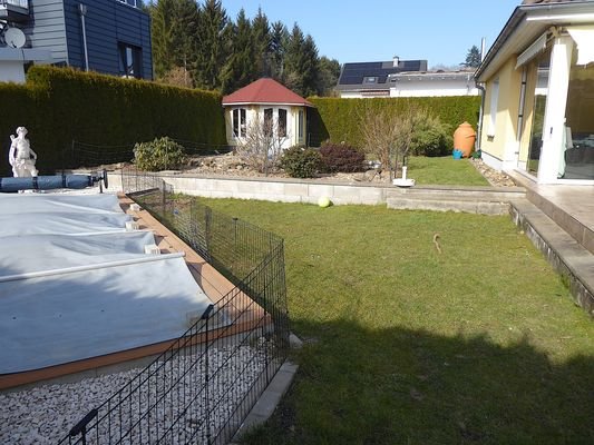 Garten mit Teich, Hütte und Pool