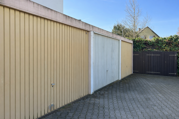 Garage mit Stellplatz