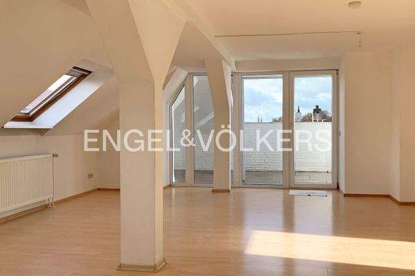 Wohnzimmer mit Blick zur großen Dachterrasse