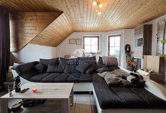 Wohnzimmer mit zugang zum Balkon