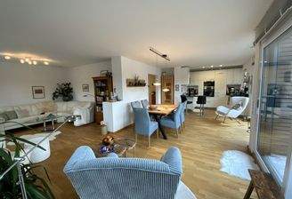 Wohn-/Esszimmer mit offener Küche