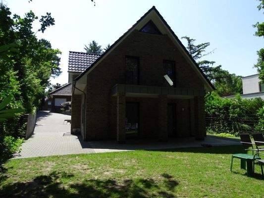 Hausansicht vom Garten.jpg