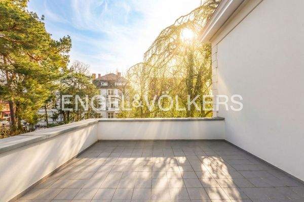 Bei gutem Wetter dient die Terrasse als zusätzliches Wohnzimmer a-fresco