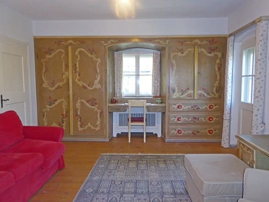 Wohnzimmer im OG mit historischem Einbauschrank