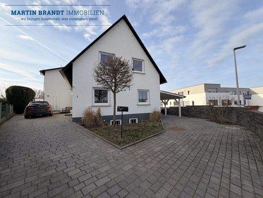 gepflasterte Zufahrt zum Haus