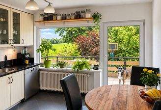 gemütliche Küche mit Gartenblick