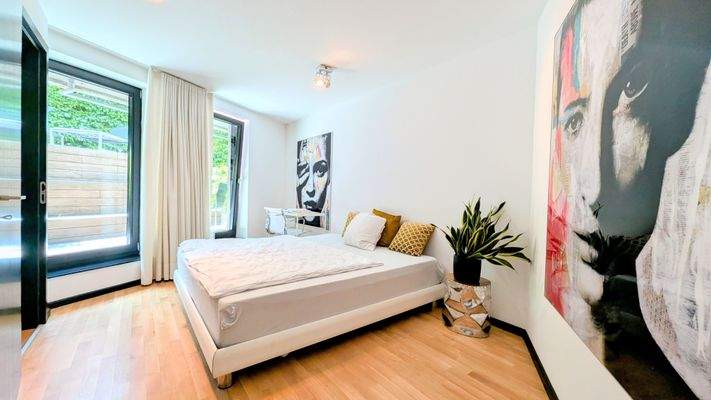 Lichtdurchflutetes Schlafzimmer im Souterrain