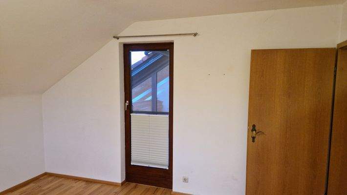 Schlafzimmer mit Loggia-Zugang.jpg