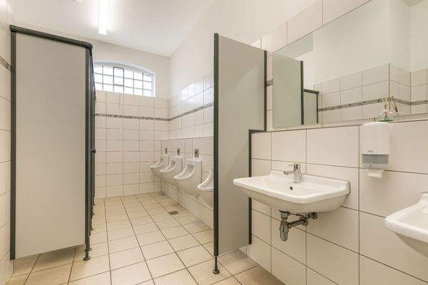 Toilettenanlage Saal