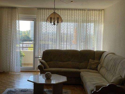 Wohnzimmer mit Ausgang zum Balkon 3 2  21