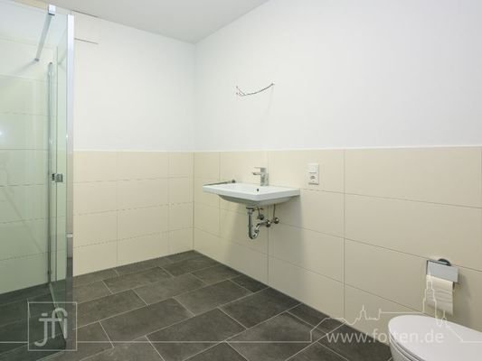 geräumiges Duschbad