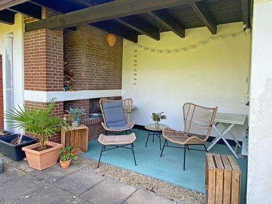 Überdachter Freisitz mit Kamin