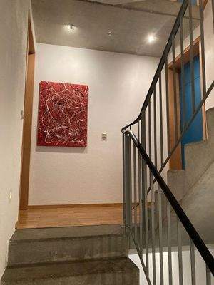 Treppenhaus mit Kunstbild
