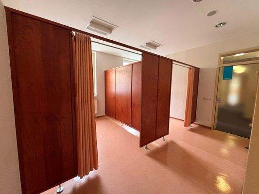 Behandlungszimmer mit Kabinen