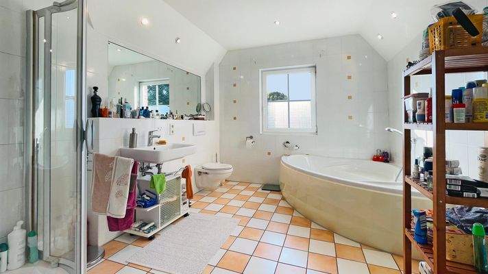 Großes Vollbad mit Fenster