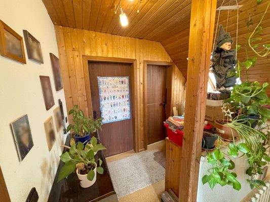 Flur mit Fenster im DG