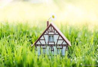 Haus im Grünen I AdobeStock_142464092