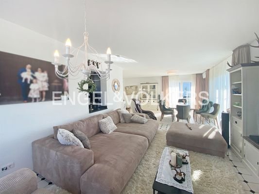 Wohnzimmer mit Kaminofen und Zugang zur Terrasse