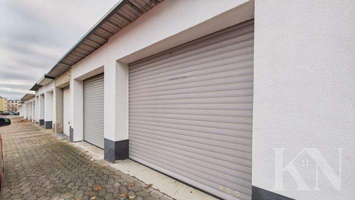 Garage mit elektrischem Garagentor