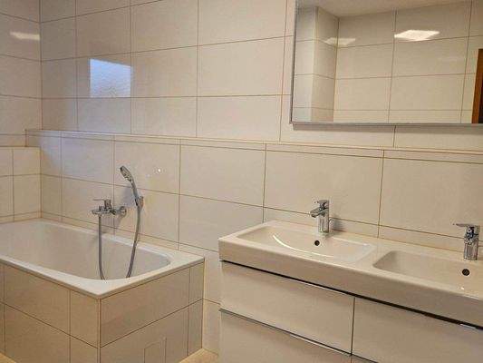 Bad mit Fensterlüftung und Wanne