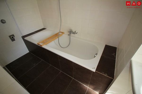 Neues Badezimmer mit Badewanne