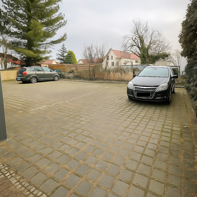 Pkw-Stellplätze im Hof