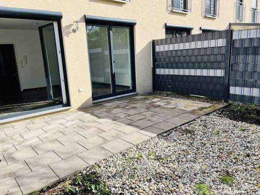 große Terrasse mit Zugang ins Wohnzimmer