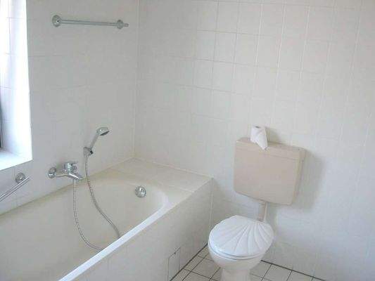 Bad mit Wanne + Dusche