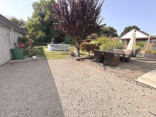 Hof mit Freisitz und Garten