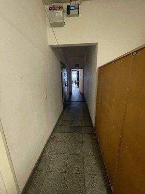 Flur mit Zugängen zu den Kühlräumen etc.jpg