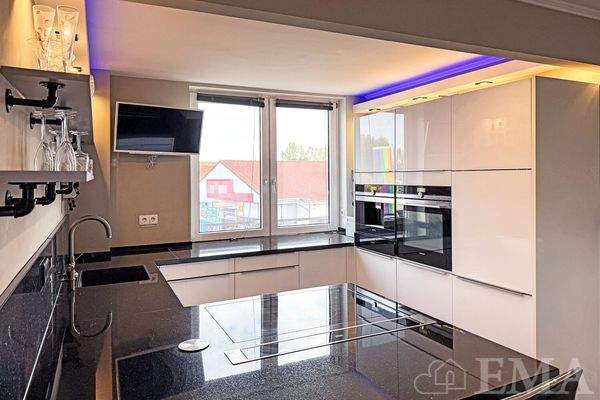 Küche mit Esstresen