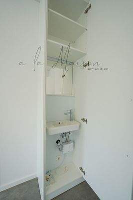 Einbauschrank mit Waschbecken in Büro 1 & 2